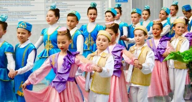 Түбән Камада «Бөек Тукайга»  әдәби-музыкаль кичәсендә укучы бала шагыйрь булып уйнады
