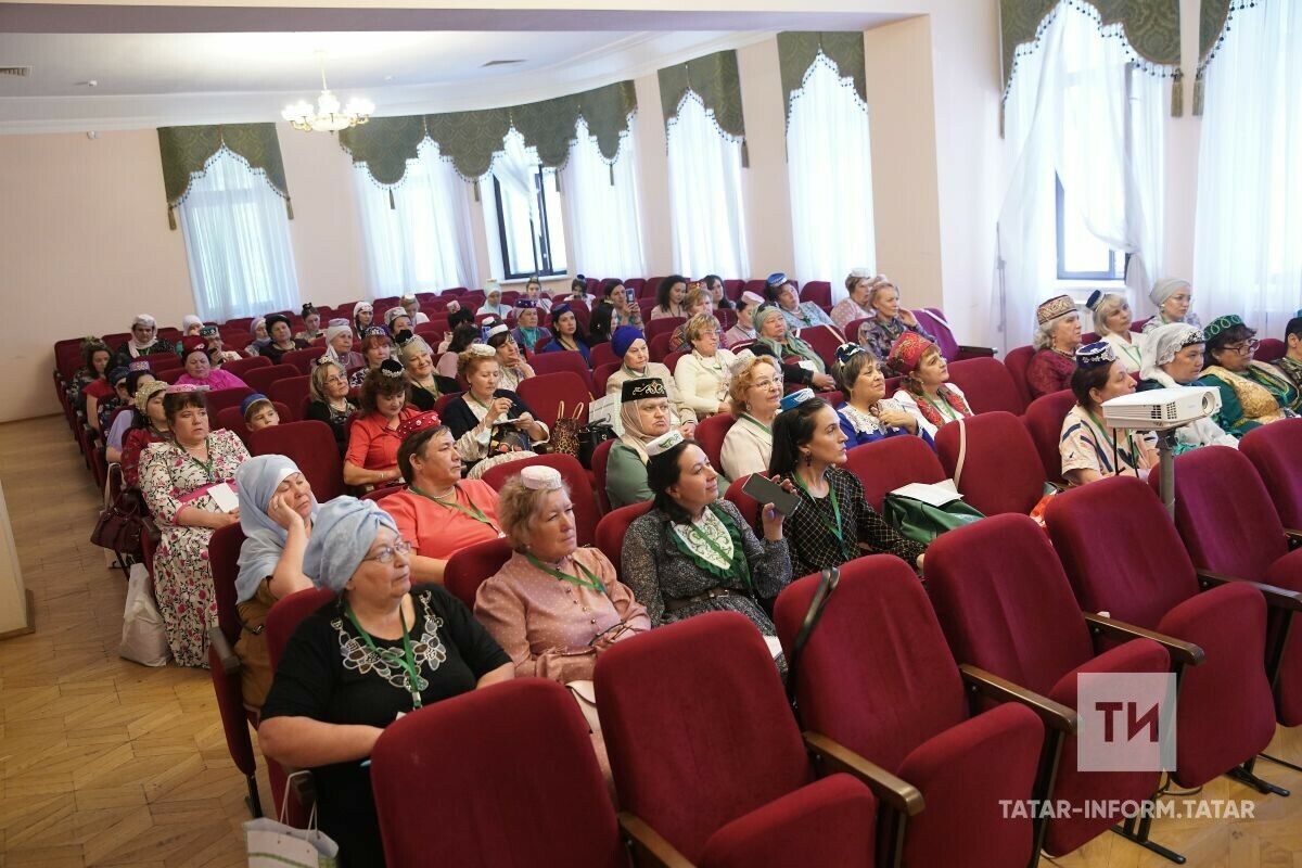 Татар хатын-кызлары татар әдәбиятының үсеше һәм аны тарату турында сөйләшә