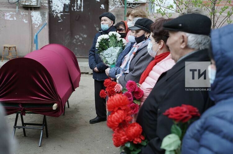 Йолдыз Исәнбәт белән, аның үз теләген искә алып, йорты янында хушлаштылар