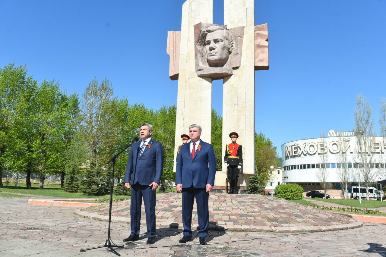 Чаллыда Илсур Һадиуллин һәм Наил Мәһдиев мәңгелек ут янында хәтер вахтасында торды