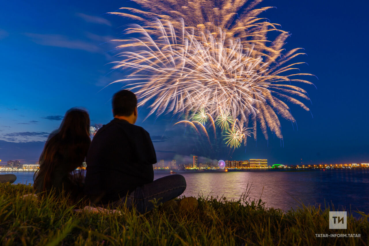 Казанда Россия көненә багышланган бәйрәм салюты булды