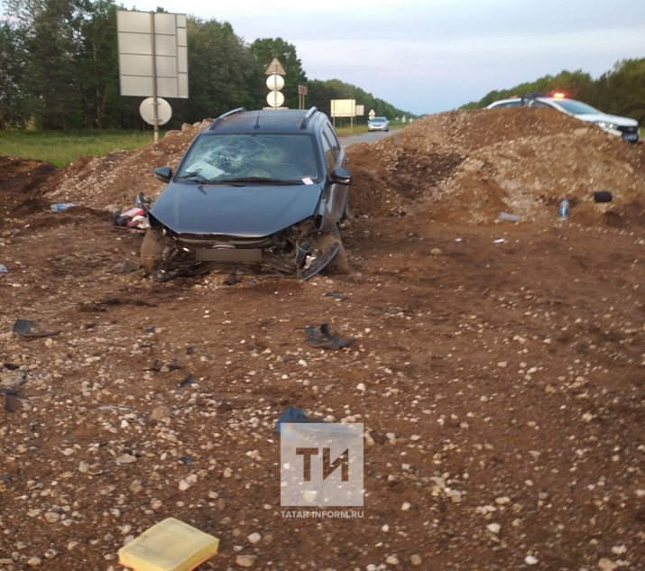 Татарстанда җиңел машина вак таш өеменә килеп бәрелгән, өч ир-ат имгәнгән