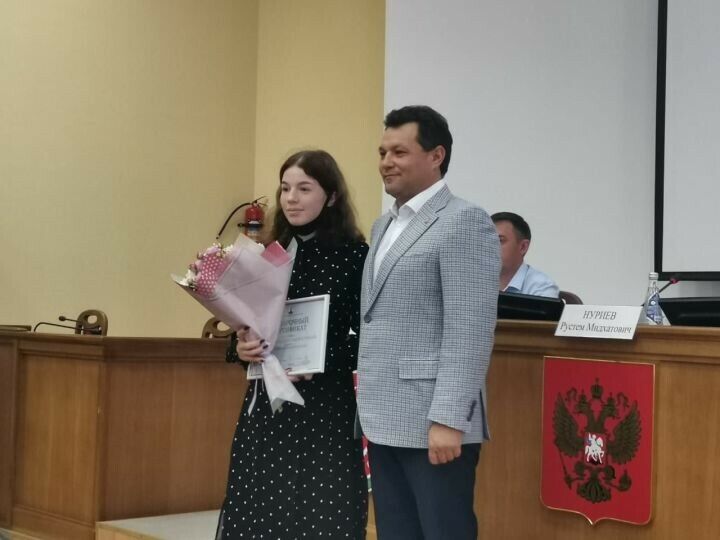 Алабугада Бердәм дәүләт имтиханында 100 балл җыйган укучыларны бүләкләделәр