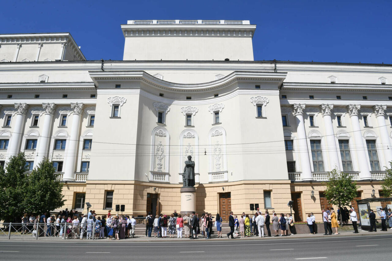 Рус теле көнендә Рөстәм Миңнеханов Казанда Пушкин һәйкәленә чәчәкләр салды
