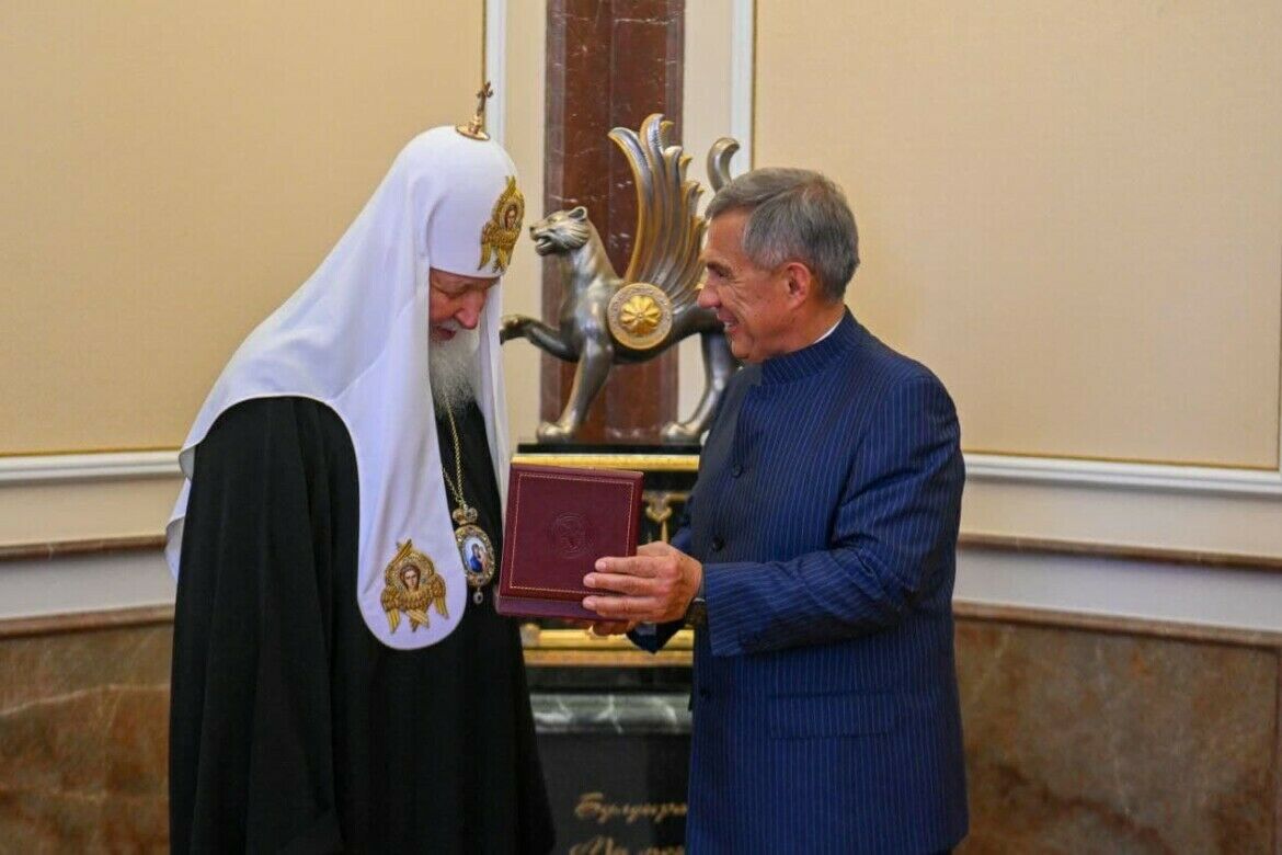 Миңнеханов патриарх Кириллга «Дуслык» орденын тапшырды