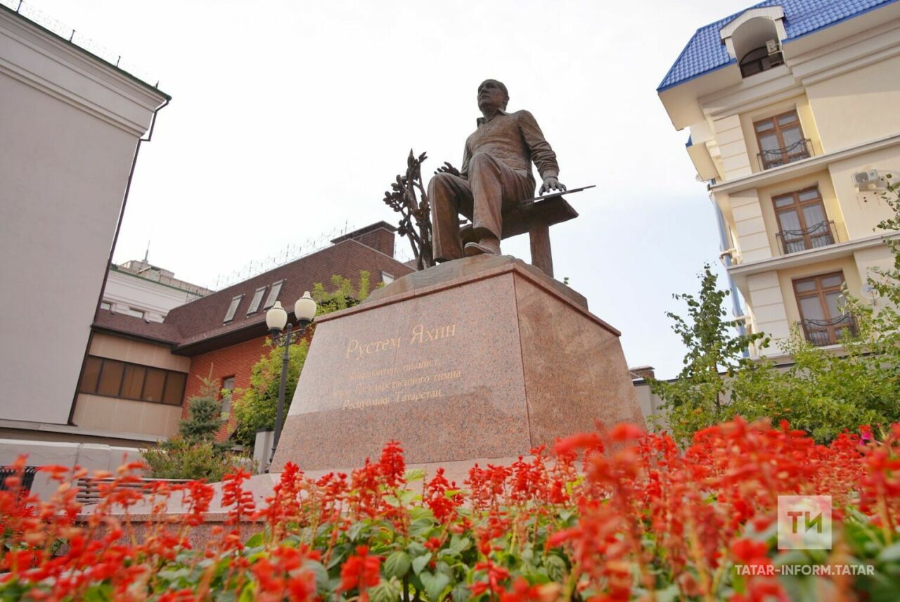 Бүген Казанда Рөстәм Яхин һәйкәленә чәчәкләр салдылар