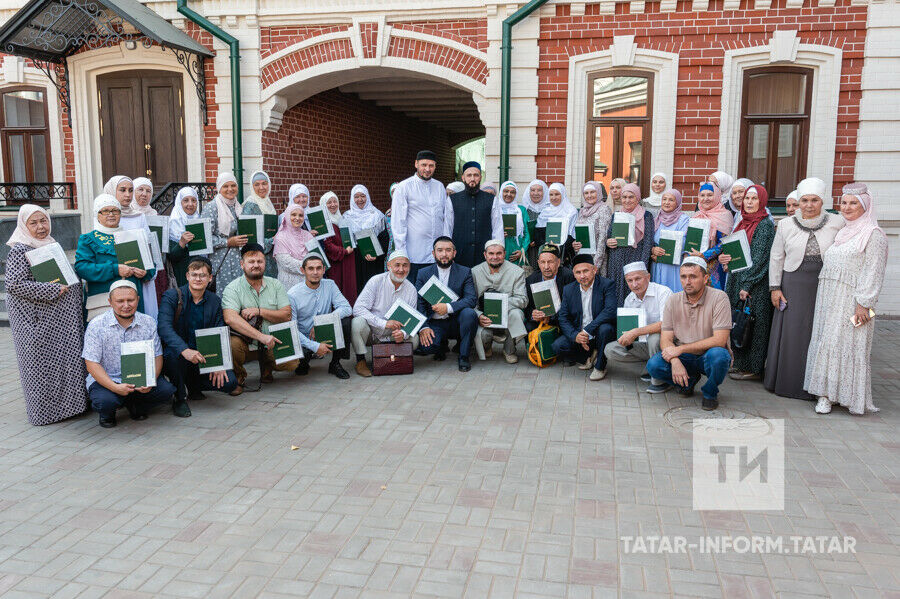 «Мөхәммәдия» мәдрәсәсенең читтән торып уку бүлеге шәкертләренә дипломнар тапшырылды