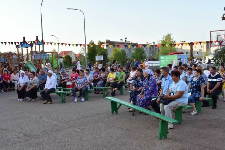 Азнакай районы башлыгы ишегалды бәйрәмнәрендә актив катнашучыларны бүләкләде