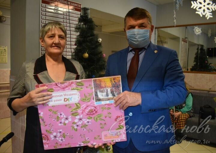 Аксубай районы башлыгы интернатта яшәүче өлкән кешенең Яңа ел теләген үтәде