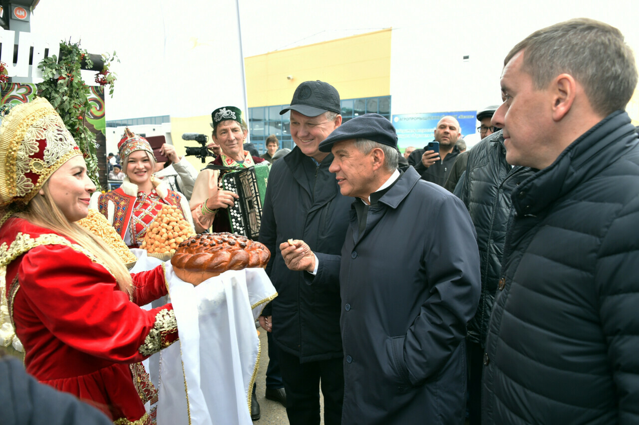 Миңнеханов Казанда авыл хуҗалыгы ярминкәсендә булды һәм сатып алучылар белән аралашты