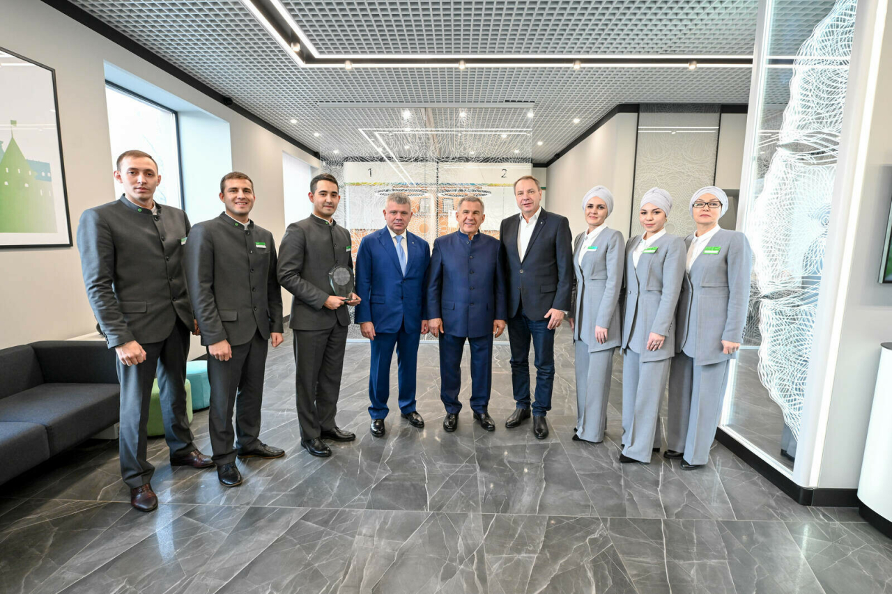 Рөстәм Миңнеханов «Сбербанк»ның ислам финанслары буенча беренче офисында булды
