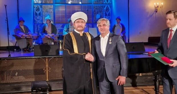 Васил Шәйхразыев «Әл-Фәхр»  ордены белән бүләкләнде