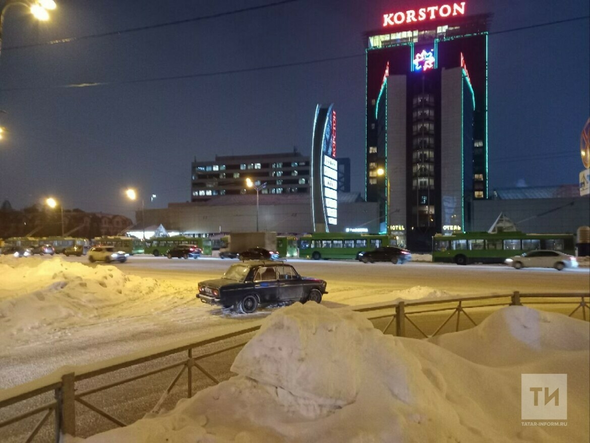 Казанда автобус һәм берничә машина бәрелешкәннән соң, троллейбуслар туктап калган