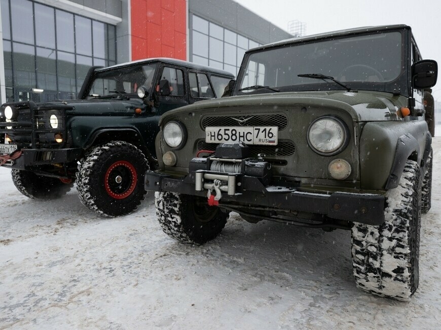 Илсур Метшин мобилизацияләнүчеләргә тагын ике «Хантер», төнлә күрү приборлары тапшырды