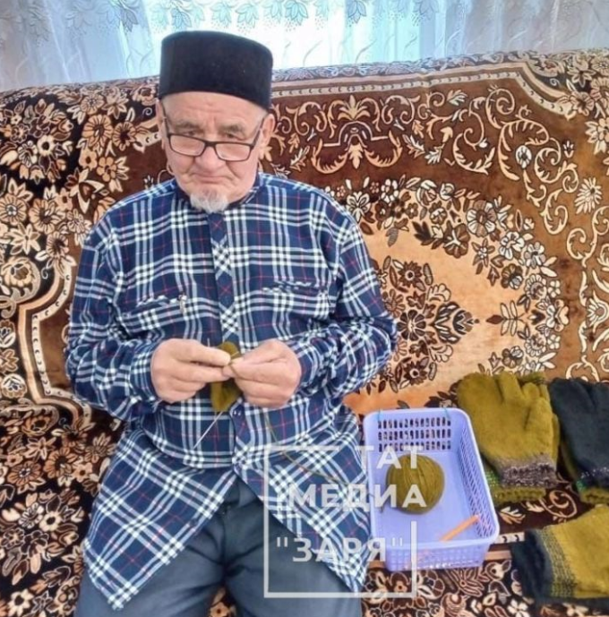 Алексеевск районы мулласы хәрбиләр өчен өч бармаклы бияләйләр бәйләгән