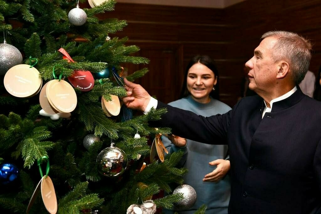 Рөстәм Миңнеханов һәм Минтимер Шәймиев «Теләкләр чыршысы» акциясендә катнашты