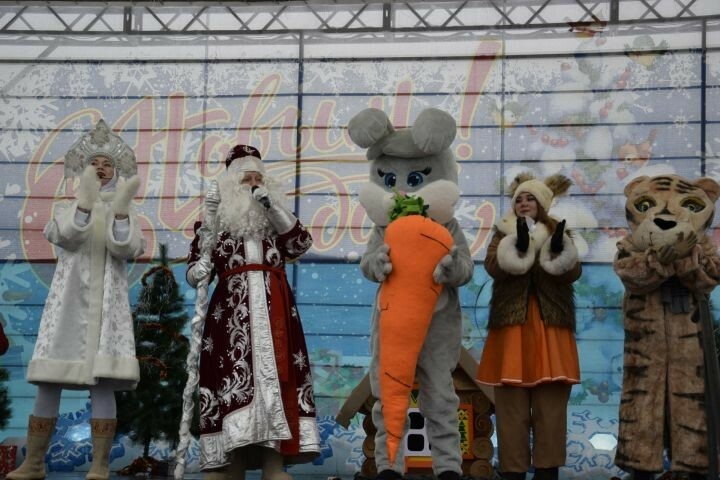 Лениногорскида чыршы ачылу тантанасында Яңа елга бизәү бәйгесенә җиңүчеләр бүләкләнде