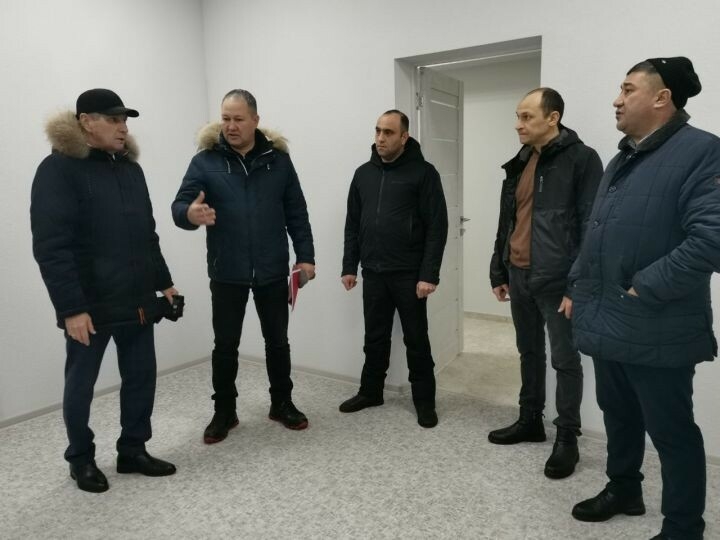 Ленар Зарипов «Актаныш-информ» бинасында ремонт барышы белән танышты