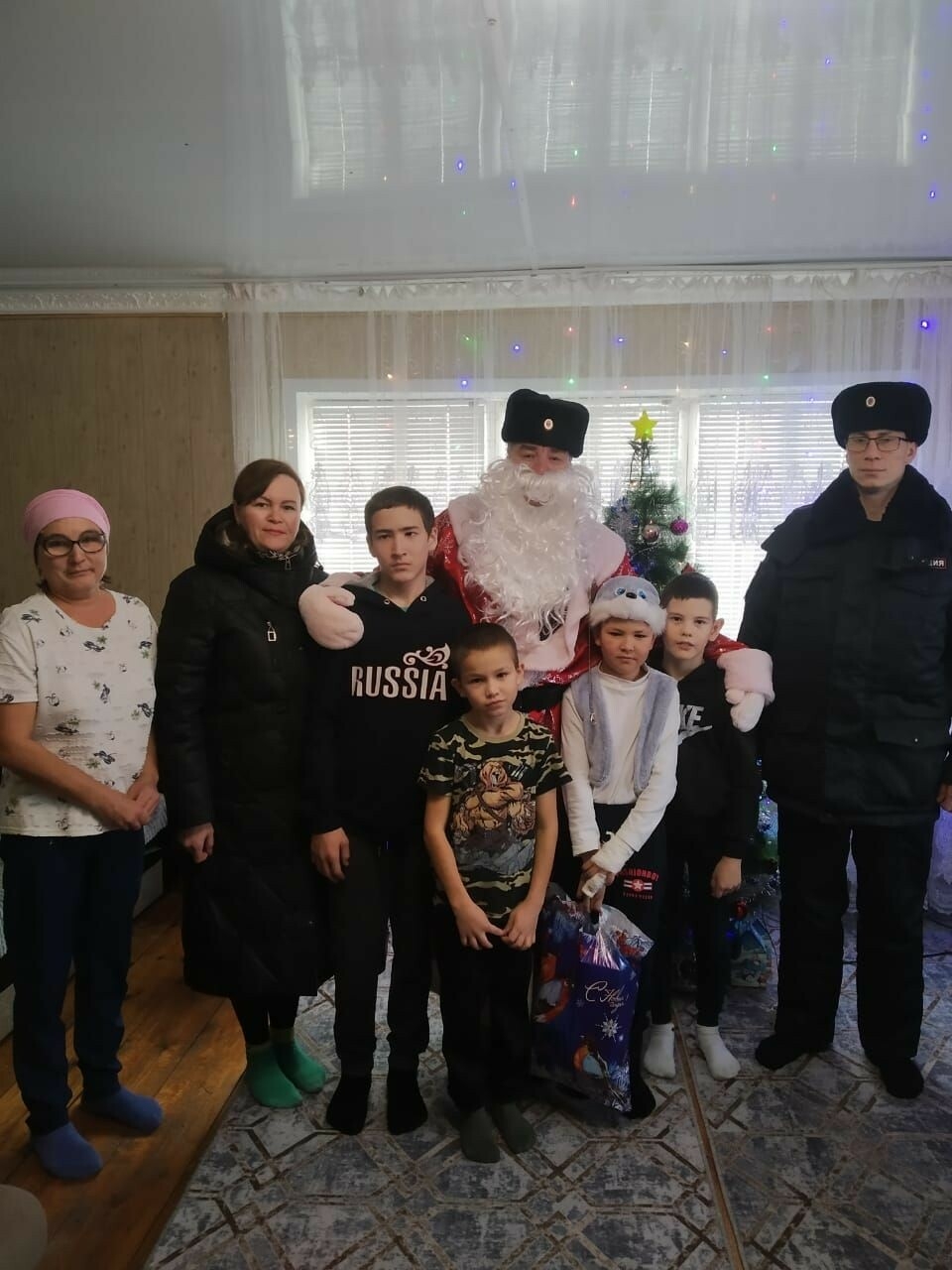 Актаныш полициясе Кыш бабае опекага алынган балаларны Яңа ел белән котлады