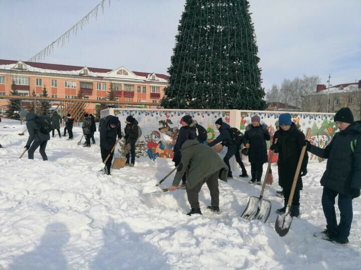 Азнакай укучылары шәһәрне кардан чистартуда булыша