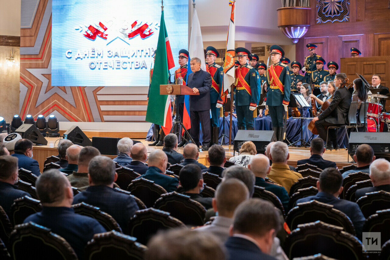 Ватанны саклаучылар көне уңаеннан Рөстәм Миңнеханов дәүләт бүләкләре тапшырды