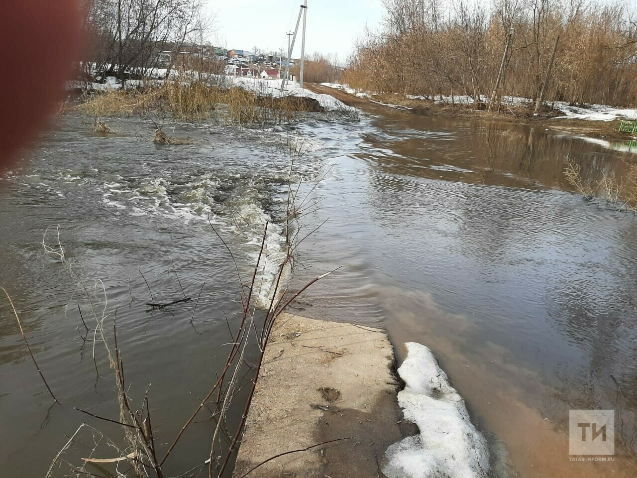 Татарстанда унтугыз йорт тирәсен һәм юлны су баскан