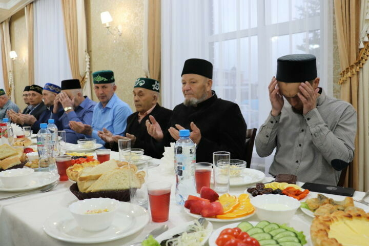Әлкидә районы башлыгы ифтар үткәрде