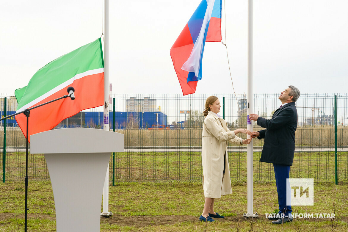 Һадиуллин: Мәктәптә Россия һәм Татарстан флагларын күтәрү илебезгә мәхәббәт тәрбияли