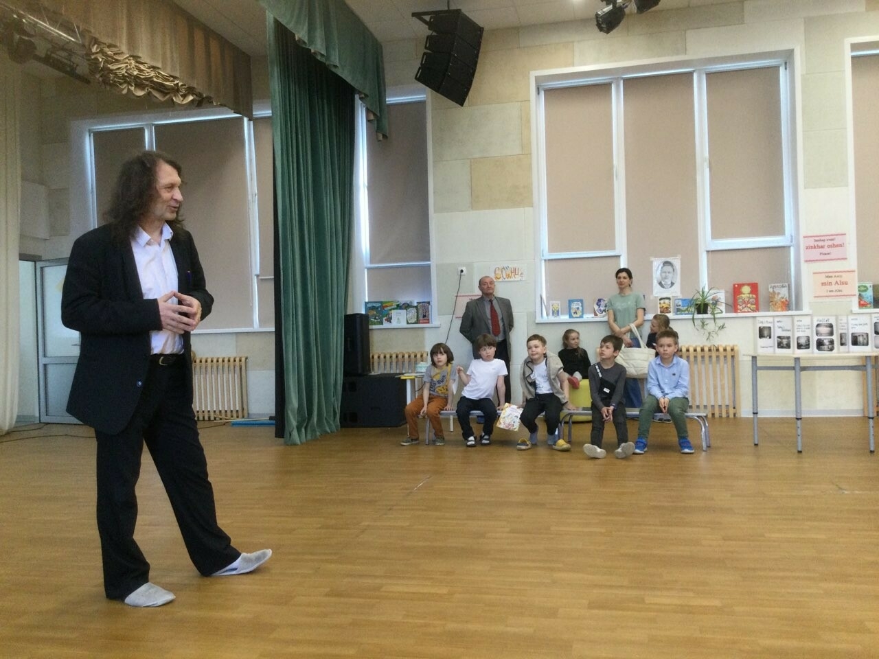 «СОлНЦе» мәктәбенең төрле милләт укучылары татарча шигырьләр сөйләде