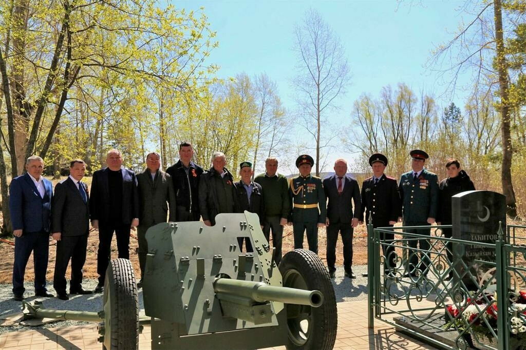 Яңагош авылында татар солдаты Гази Заһитов каберенә мемориал пушка урнаштырдылар