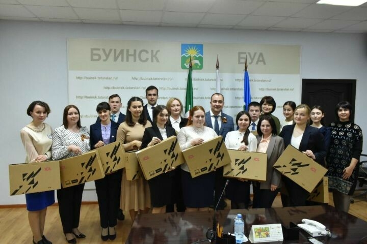 Буада педагогларга ноутбуклар тапшырылды