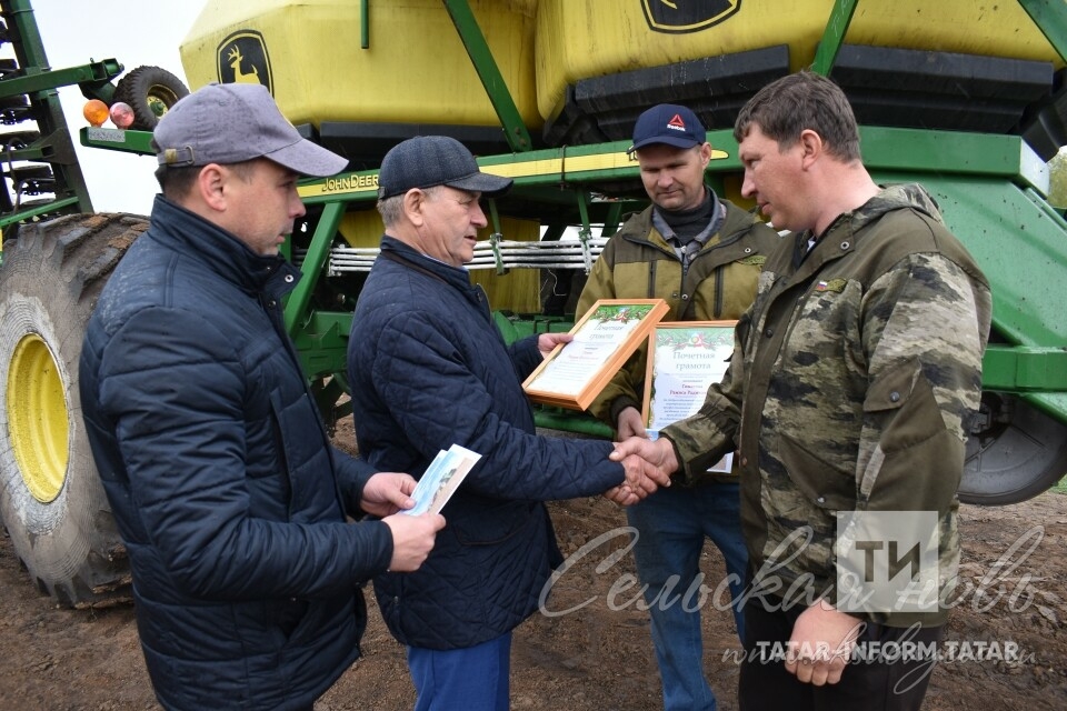 Аксубай районы механизаторларына намуслы хезмәтләре өчен бүләкләр тапшырылды