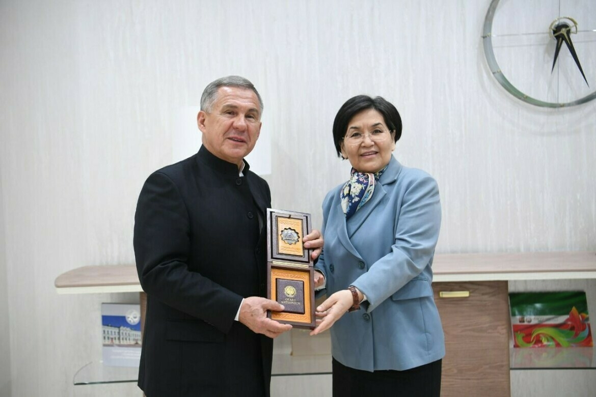 Кыргызстанның Россиядәге илчесе Рөстәм Миңнехановка Дуслык ордены тапшырды