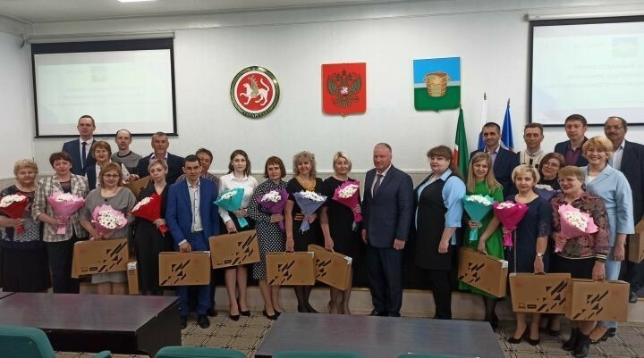 Чистай районында 148 укытучыга ноутбук тапшырылды