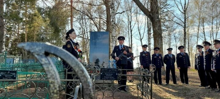 Кукмара районында Советлар Союзы Герое Сабир Әхтәмов каберенә чәчәкләр салдылар