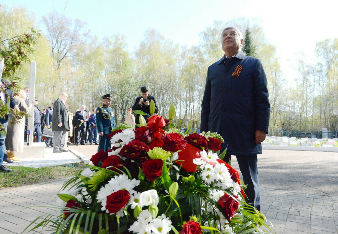 Мөхәммәтшин Казанның Архангельск зиратында һәлак булган сугышчыларны искә алды