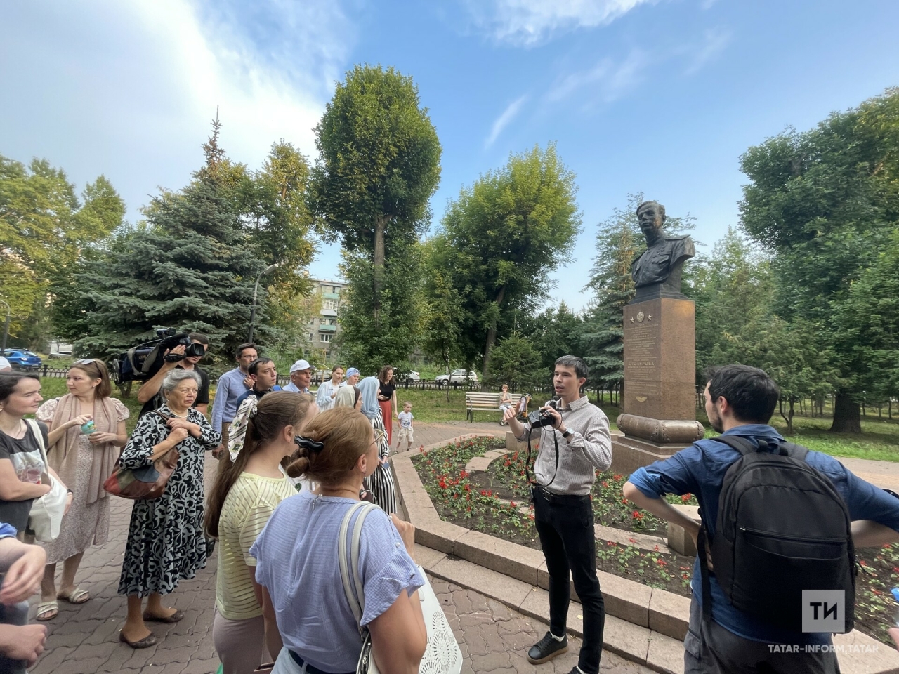 Бөтендөнья татар яшьләре форумы Бишбалта бистәсе һәм зиратына экскурсия үткәрде