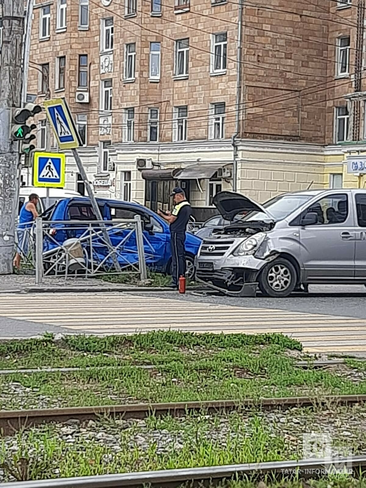 Казанда җиңел автомобиль, микроавтобус белән бәрелешкәннән соң, юл билгесен аударган