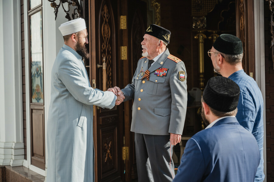 Мөфти ветеран-имам Харис хәзрәт Салихҗанны юбилее белән котлады