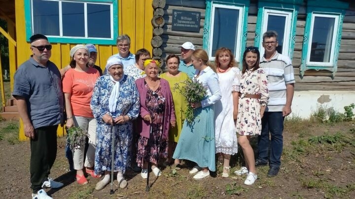 Аяз Гыйләҗевнең якыннары Зәй якларында туган нигезләрендә булды
