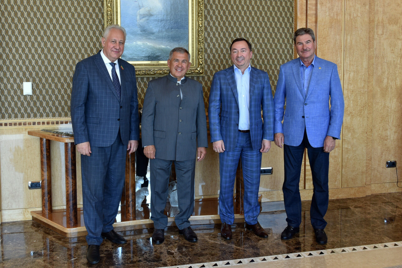 Миңнеханов Казан авиация заводын техник яктан яңадан җиһазландыру хакында фикер алышты