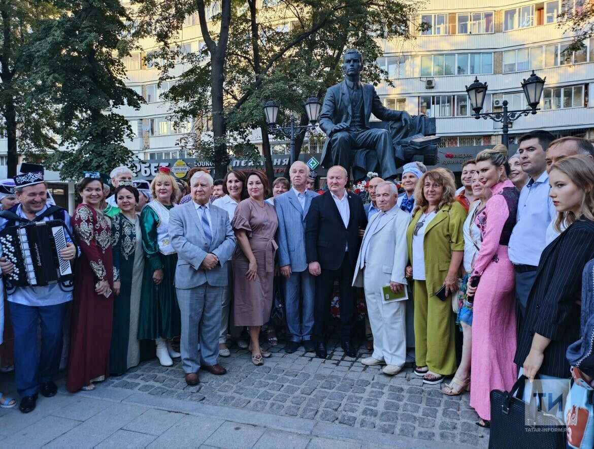Мәскәүдә Татарстан мәдәнияте көннәре Габдулла Тукай һәйкәленә чәчәкләр салу белән ачылды
