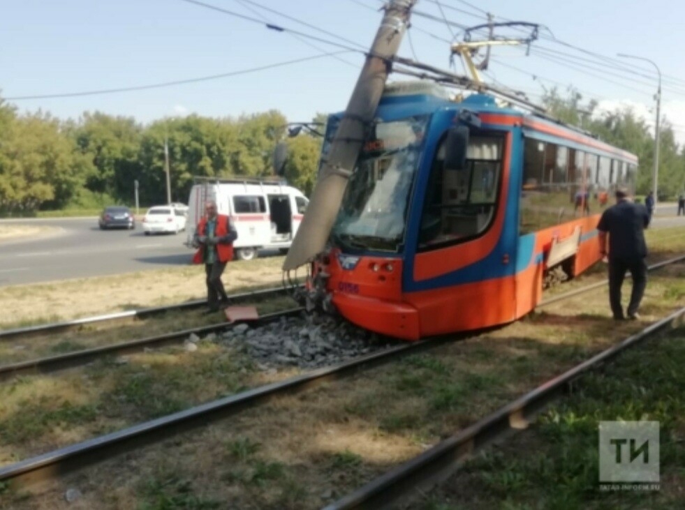 Чаллыда трамвай, рельстан чыгып, баганага бәрелгән