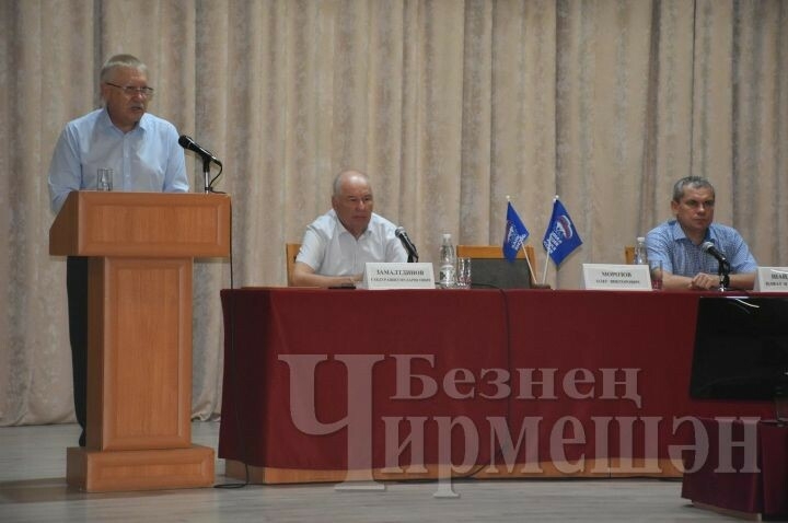 Дәүләт Думасы депутаты Олег Морозов Чирмешән лицейены интерактив такта бүләк итте