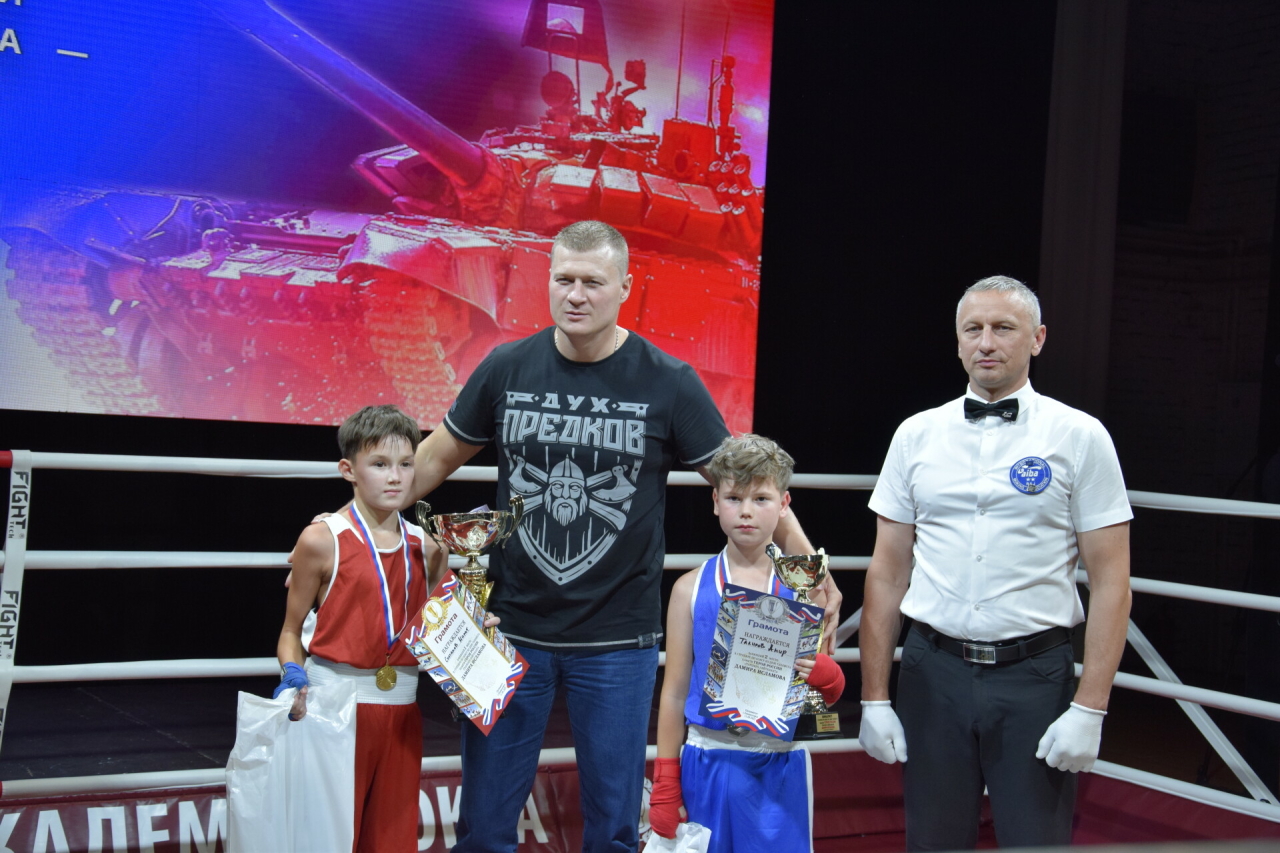 Лениногорскида узган бокс турнирында спортчыларны Россия боксерлары котлады