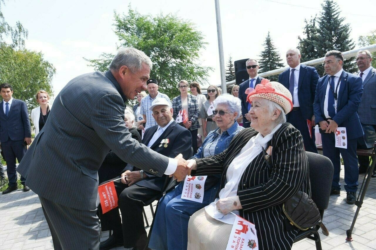 Миңнеханов Өлкәннәр көнендә татарстанлыларны якыннарына шалтыратырга чакырды