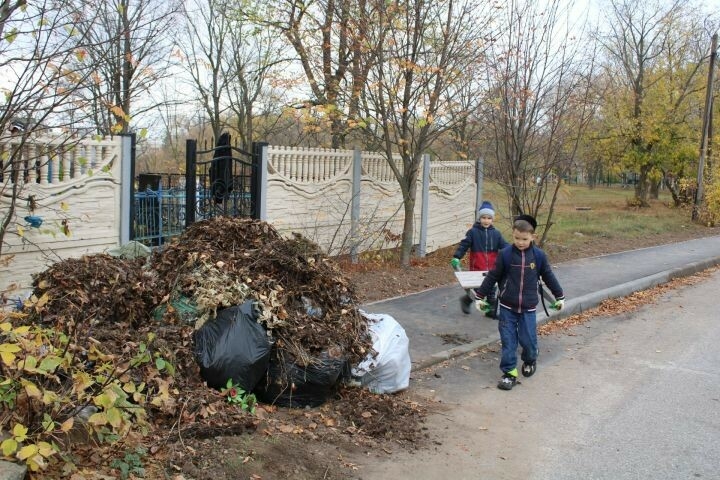 Алабуганың иске татар зиратында өмәдә 15 тонна чүп җыйганнар