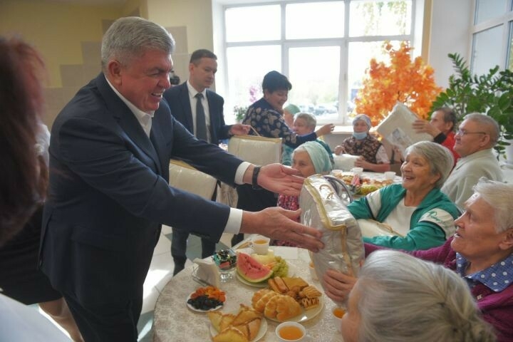 Чаллы мэры сугыш ветераннары госпиталендә дәваланучылар белән очрашты