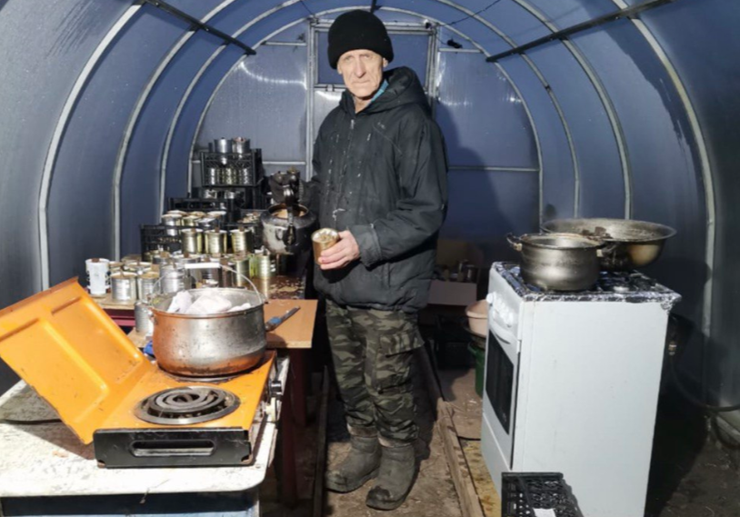 Әлмәт пенсионеры алгы сызыкка меңнән артык окоп шәме озатты