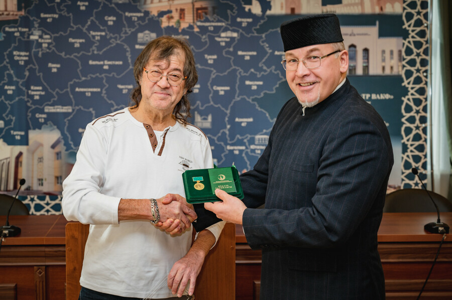 Рәссам Ильяс Айдаровка мөфтиятнең «Бердәмлек» медале тапшырылды